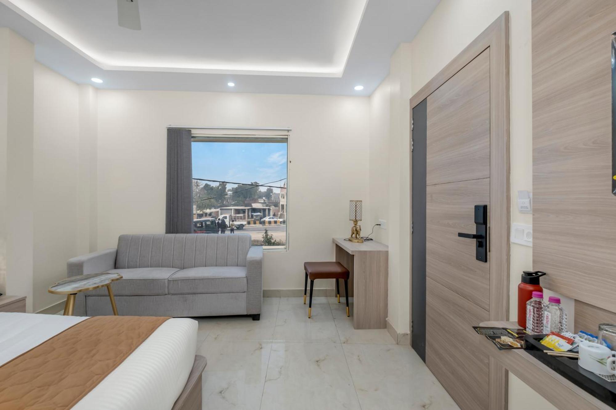 Hotel Sudarshan Ayodhya Екстериор снимка
